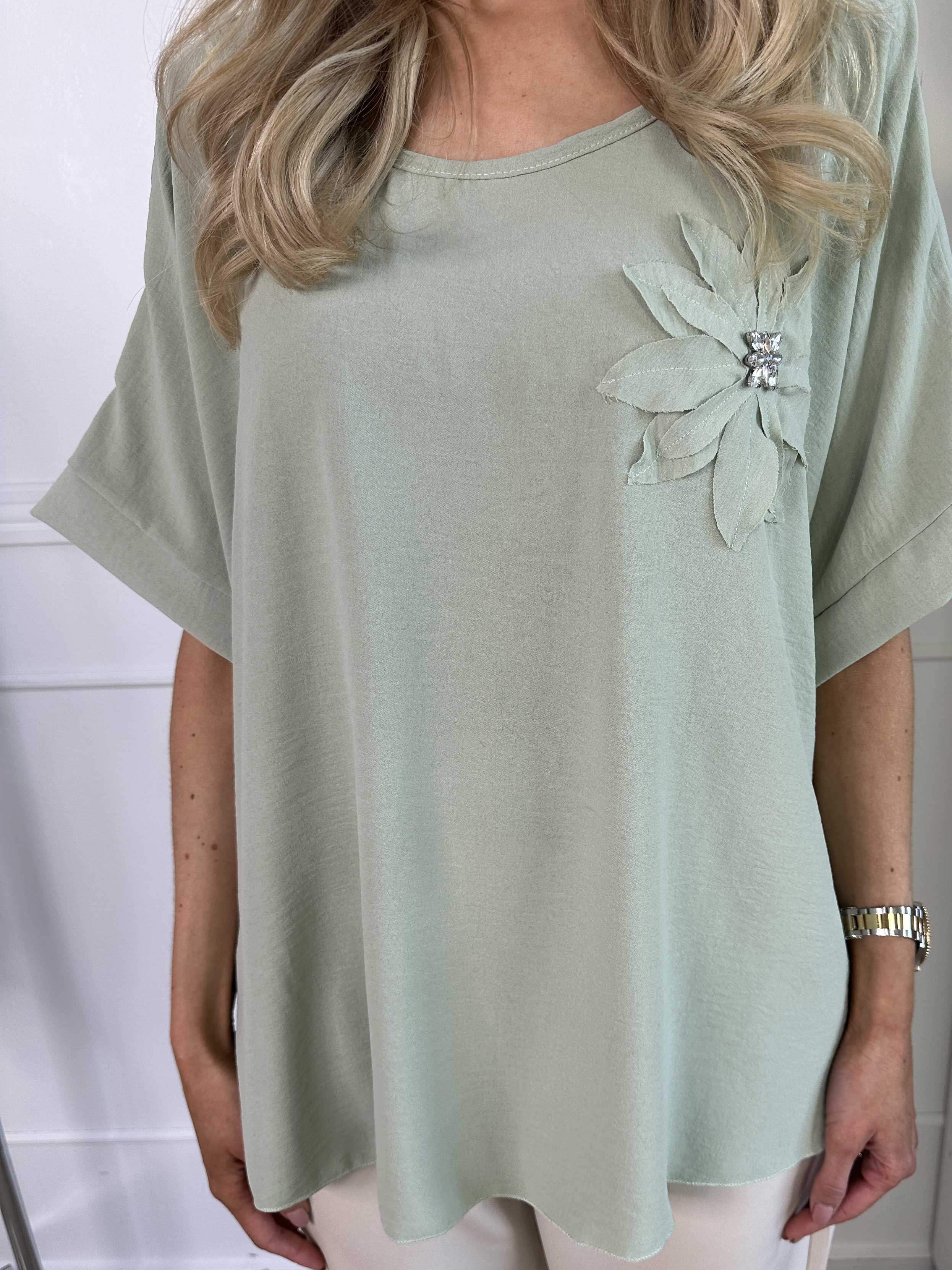 Tabisha - Söt lättviktstunika med blomma och fuskpäls på bröstet